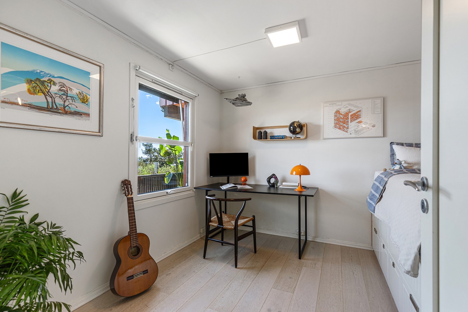 Soverom3. Det er bygget Ikeaskap/skuffer under sengen. I tillegg er det ekstra oppbevaringsplass under seng innerst mot vegg. Galleribilde