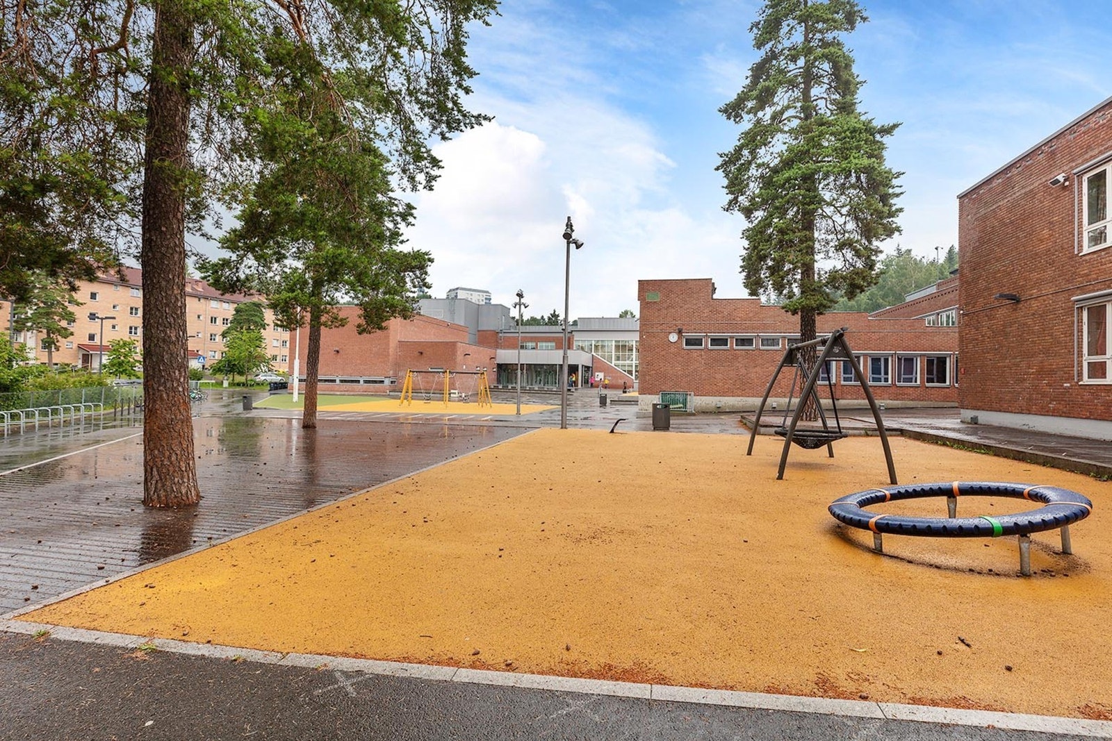 Det er tilnærmet bilfri vei til populære Tonsenhagen skole. Galleribilde