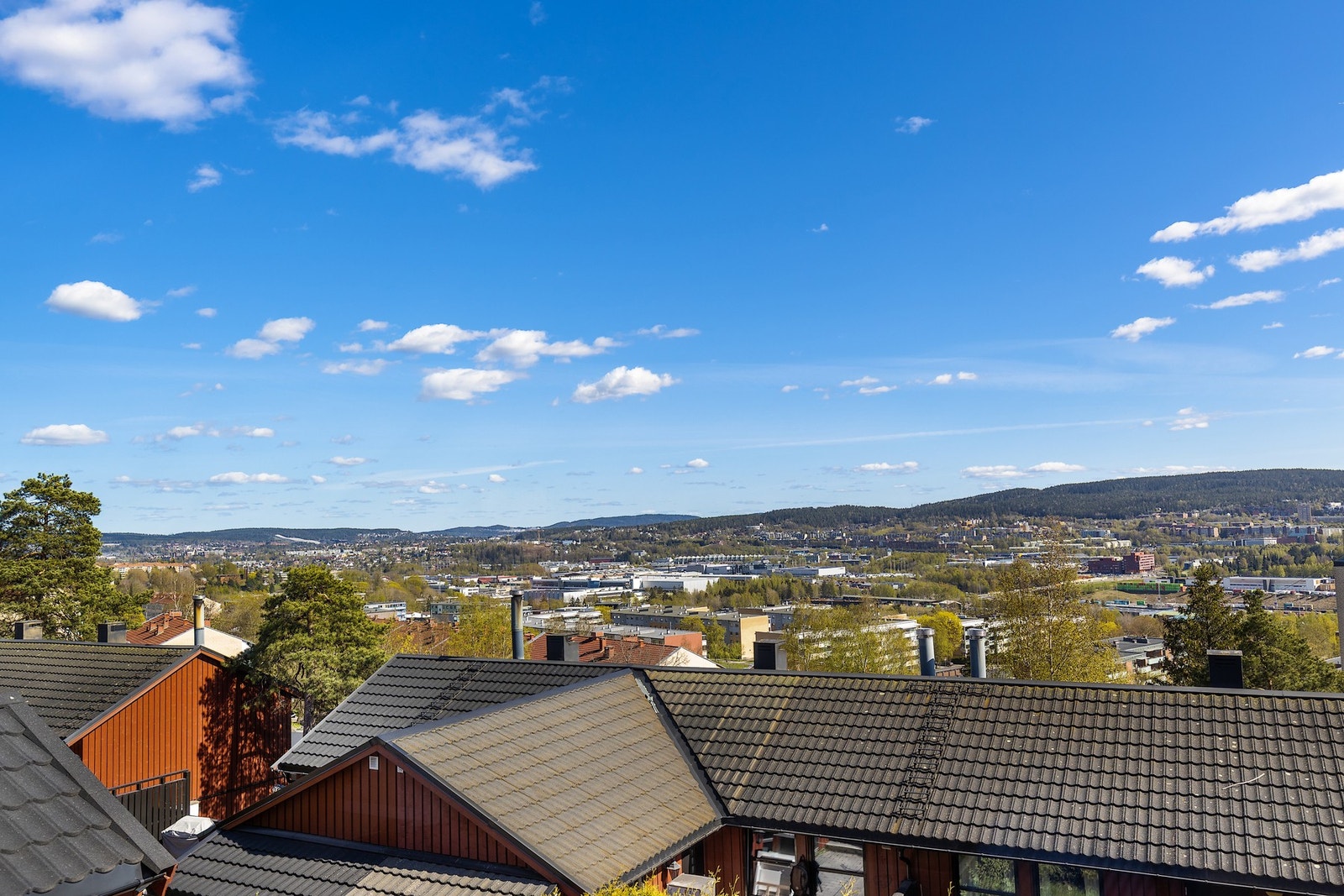 Nydelig utsikt mot Oslo fra de store vinduene i stue, spisestue og kjøkken. Galleribilde