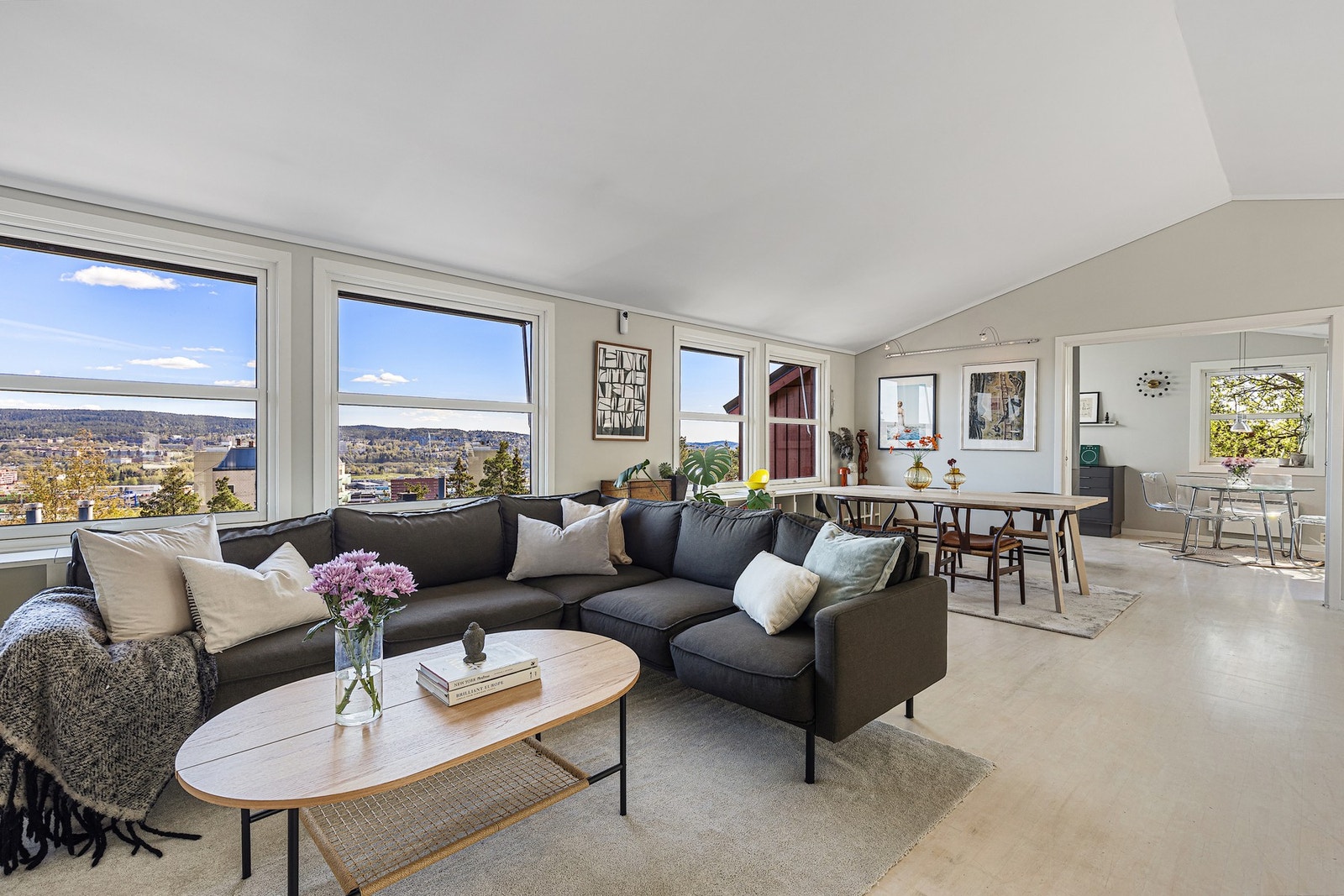 Det er svært god takhøyde på opptil 305 cm. i andre etasje. Galleribilde