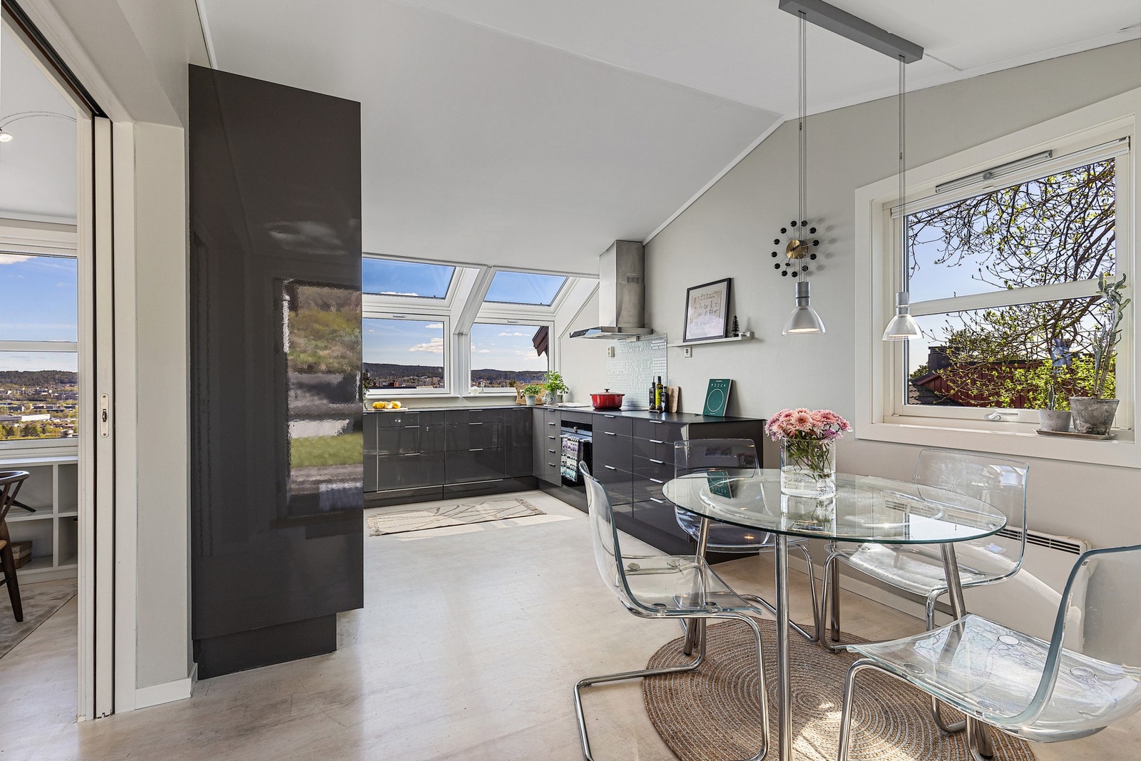 Lyst og romslig kjøkken med tidløs, høyglanset innredning. Galleribilde