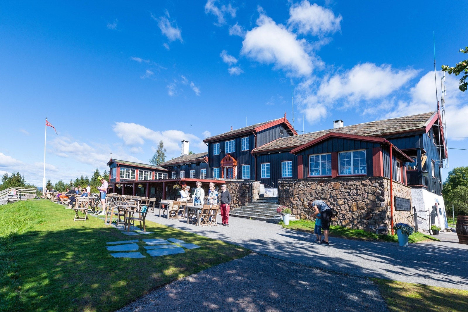 Grefsenkollen restaurant. Et av Oslos flotteste utsiktspunkter som tilbyr deilig servering. Galleribilde
