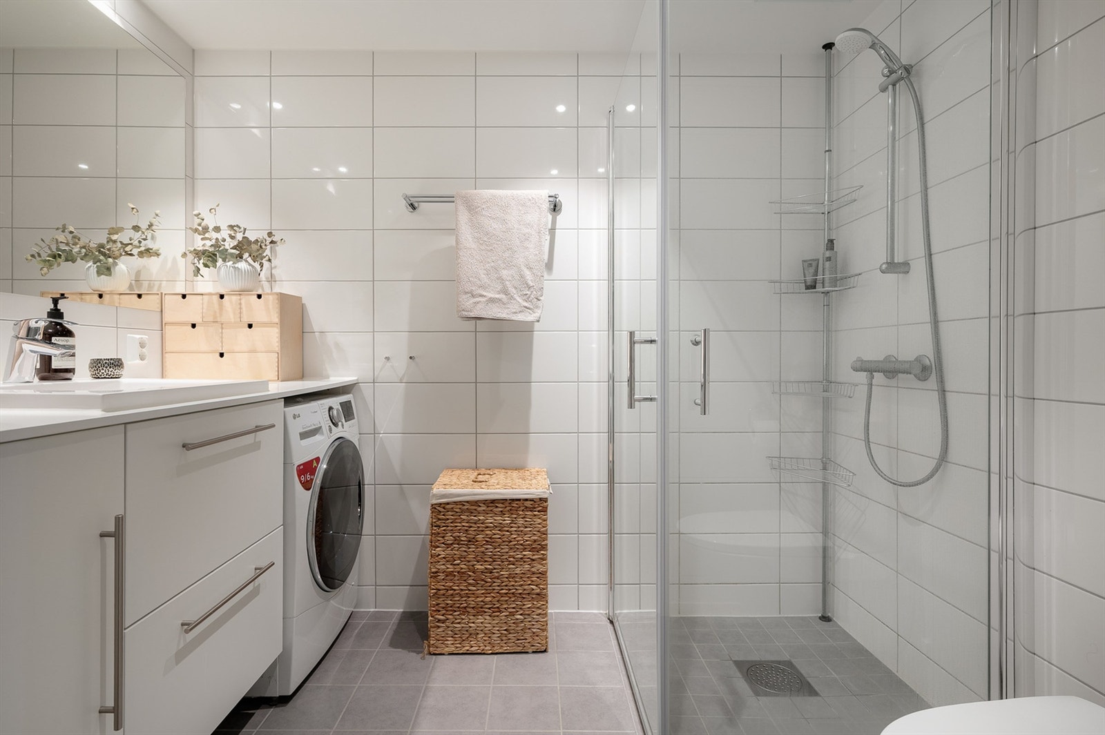 Baderommet har vannbåren varme i gulvet og opplegg for vaskemaskin. Galleribilde