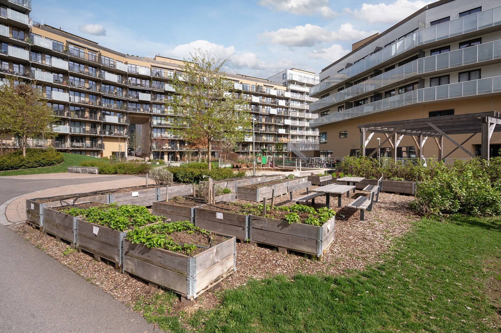 Det er mulig for andelseiere å kjøpe eller leie garasjeplass med ladeboks i borettslagets garasjesameie, forutsetter at noen selger/leier ut sin plass. Galleribilde