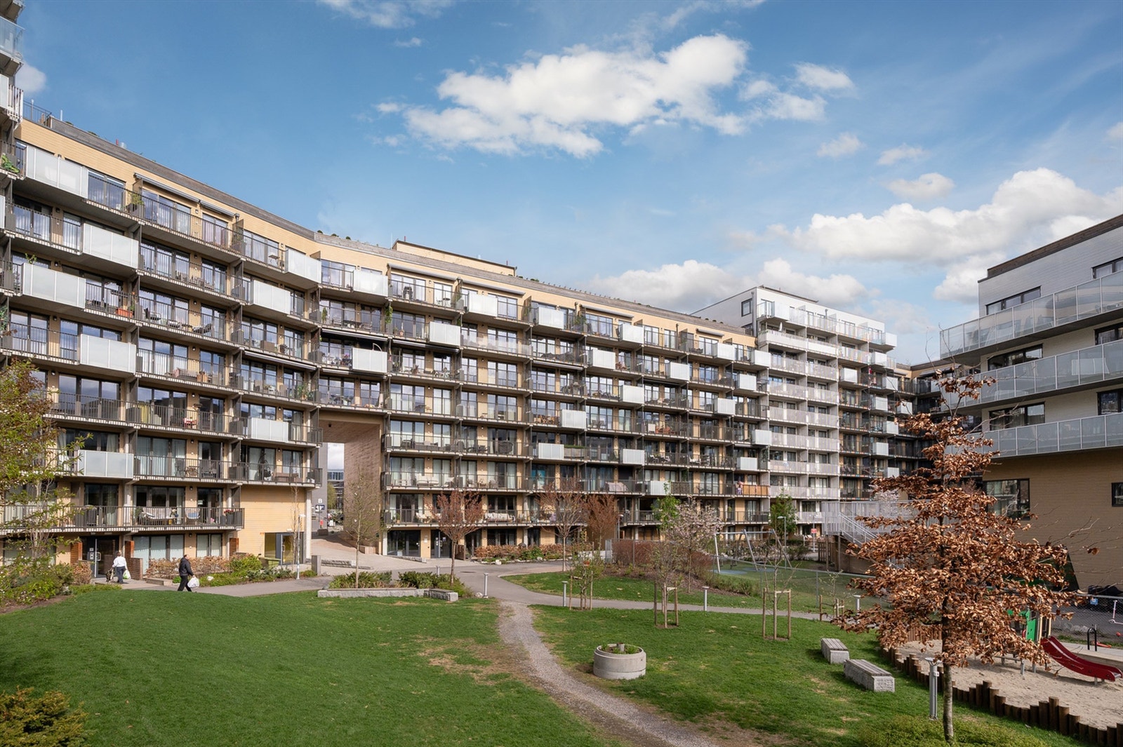 I tillegg til fantastiske gårdsrom har borettslaget fire felles takterrasser med pergola, sittegrupper, enkelt kjøkken og WC. Galleribilde