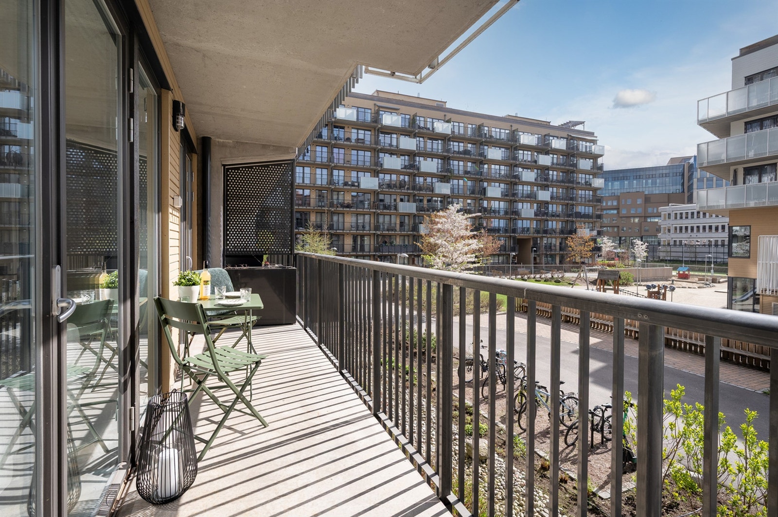 Det er montert både stikkontakter og belysning på balkongen. Galleribilde