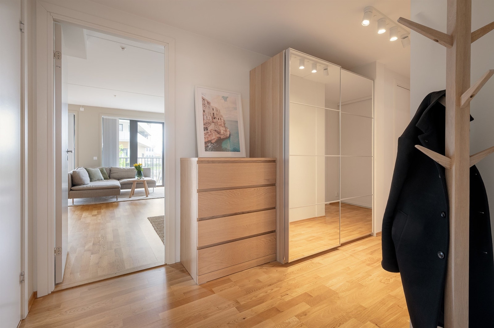 Stor gang med to skyvedørsgarderober og mye oppbevaringsplass. Galleribilde