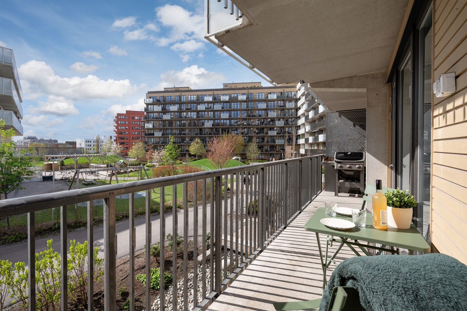 Fantastisk balkong på ca 10 kvm hvor selger opplyser om sol fra ca 12-19.30 på sommerstid. Galleribilde