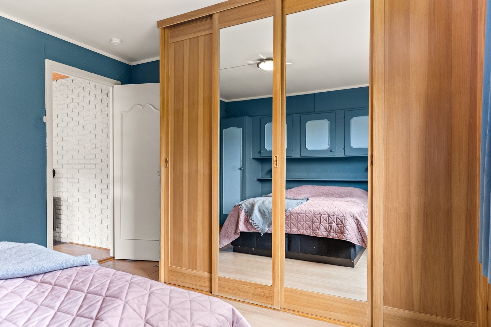 Stor speilgarderobe på soverom Galleribilde