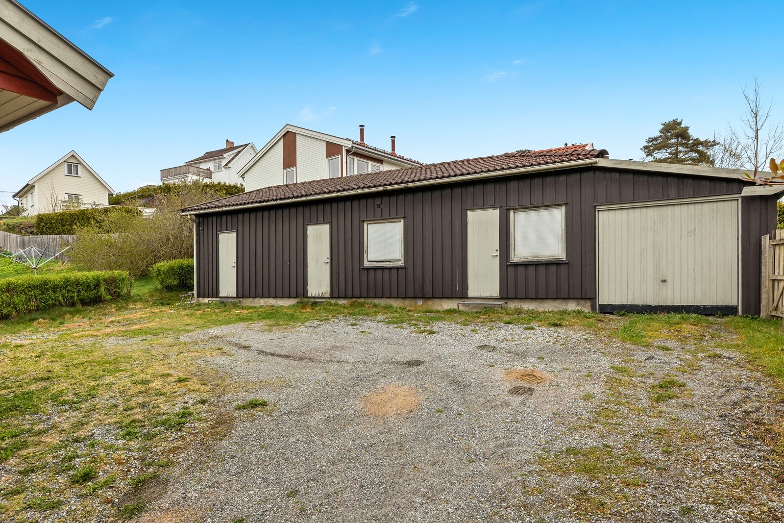 Uthus med enkel garasje Galleribilde