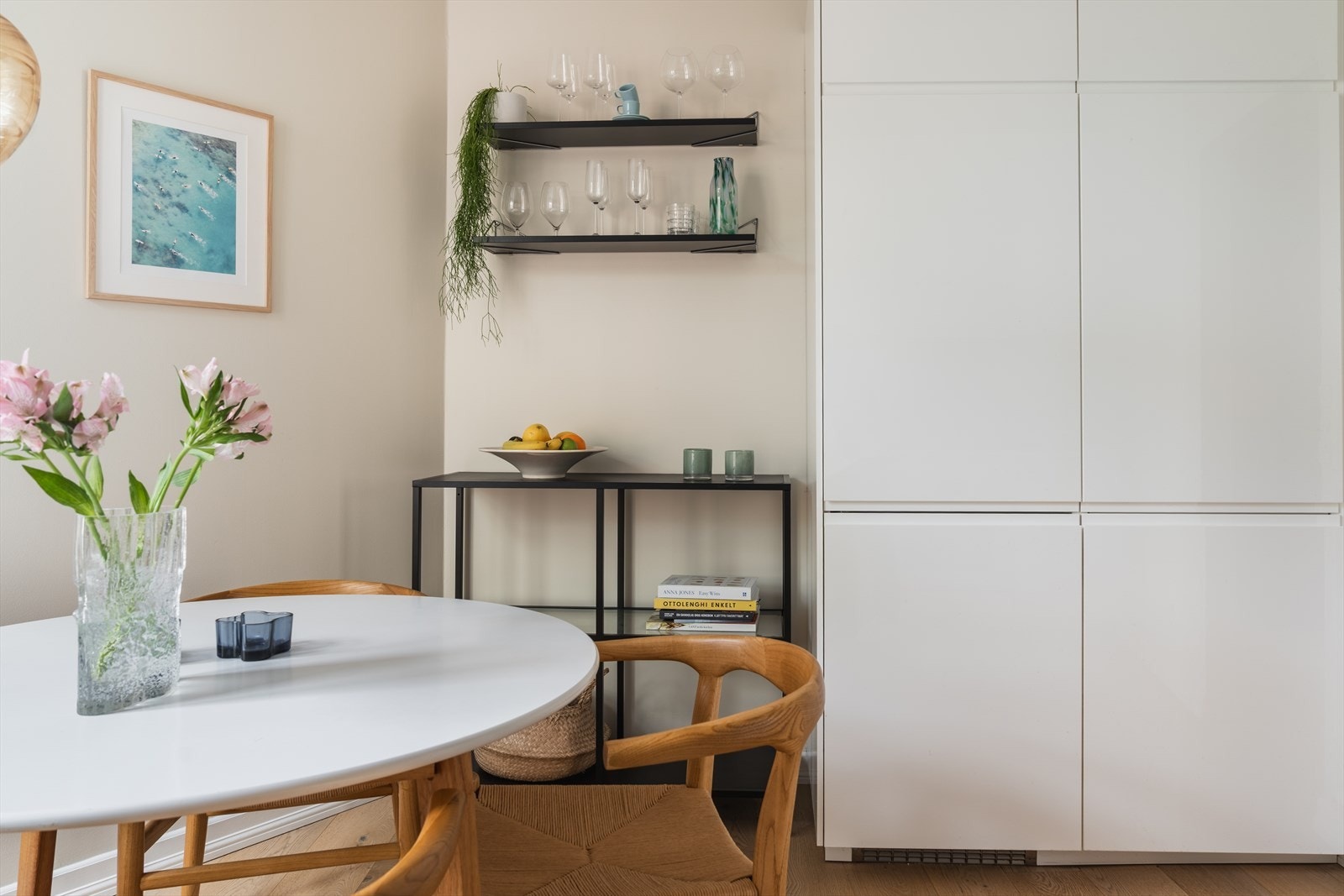 Kjøkkenet er godt utstyrt og har gode oppbevaringsmuligheter i kjøkkeninnredningen Galleribilde