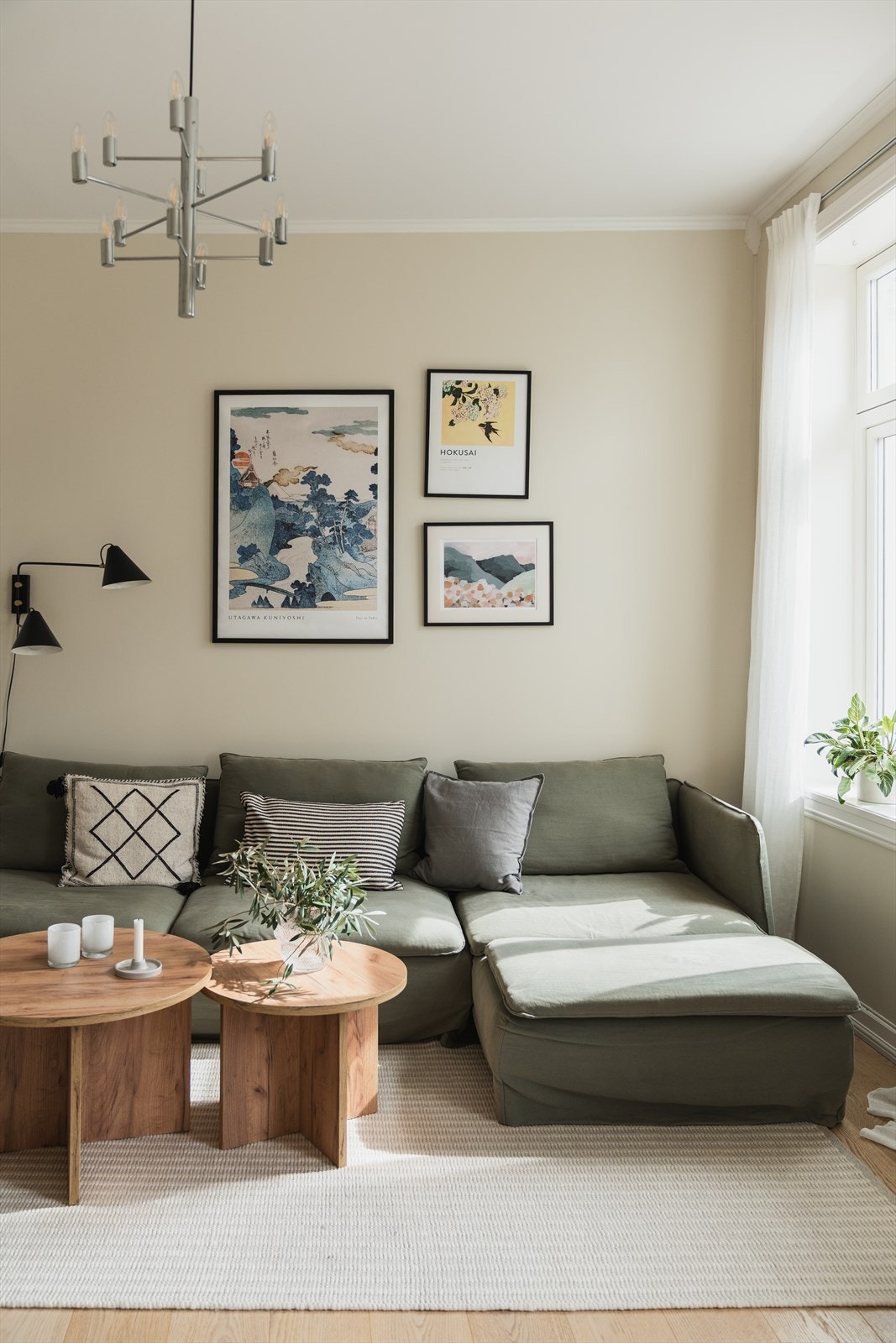 Leiligheten har en raus takhøyde på 3 meter som gir en god romfølelse. Det er lunt og lite innsyn Galleribilde