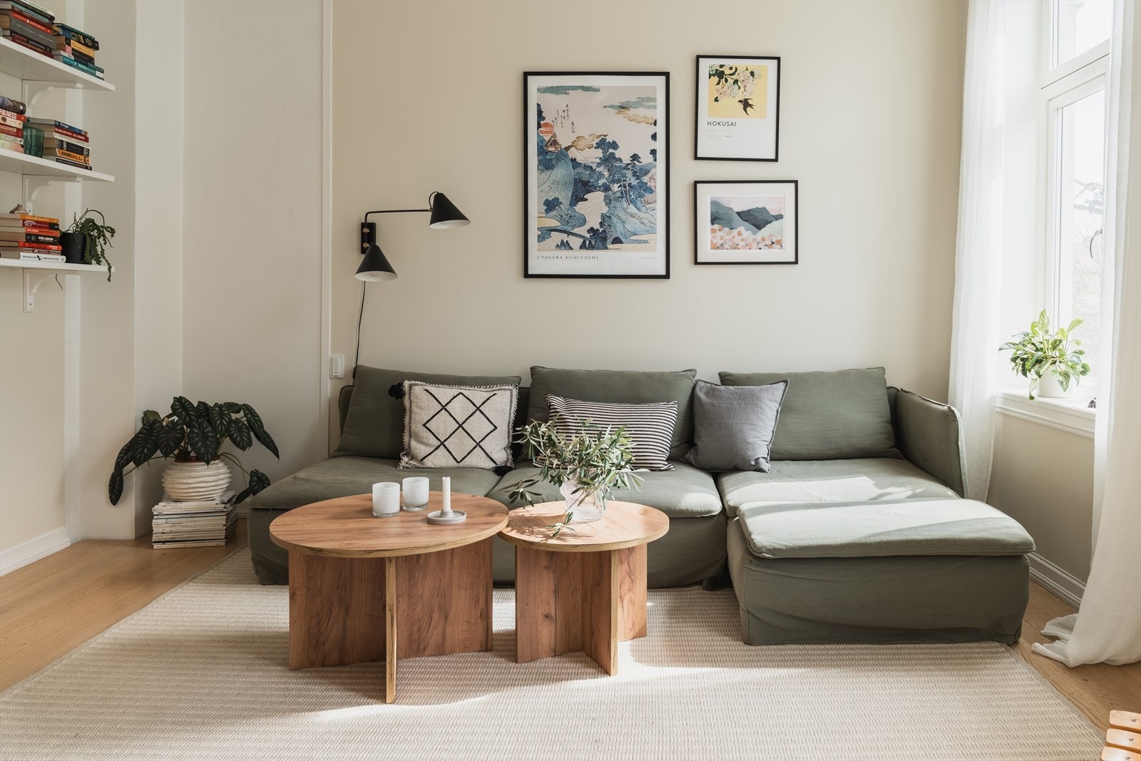 Det ble i 2018 lagt ny 1-stavs eikeparkett med varmefolie. Dette gir lun temperatur på kalde dager (kjøkken, stue og entré) Galleribilde