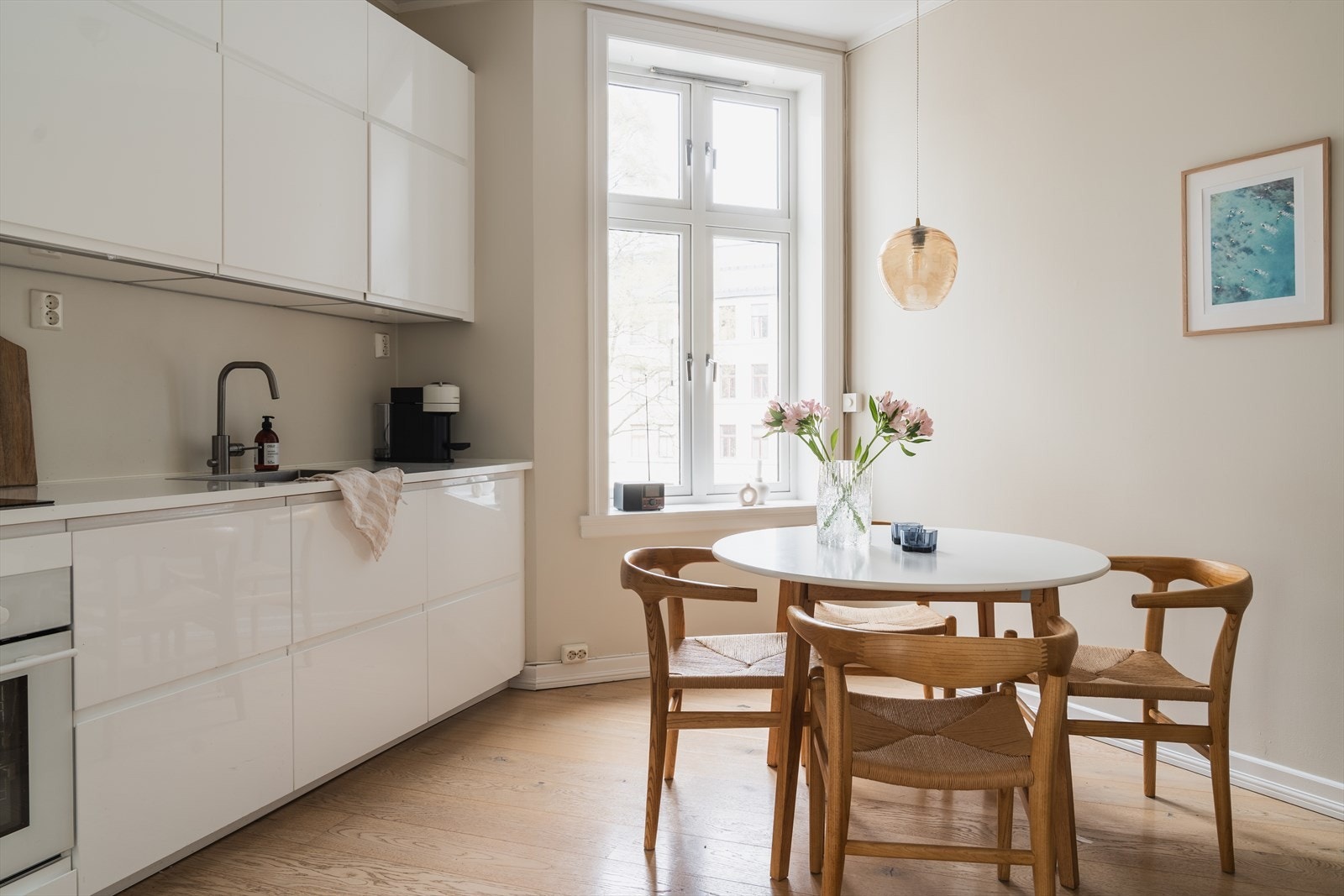 Svært koselig spisekjøkken med plass til spisbord. Kjøkkenet er vendt ut mot bakgården Galleribilde