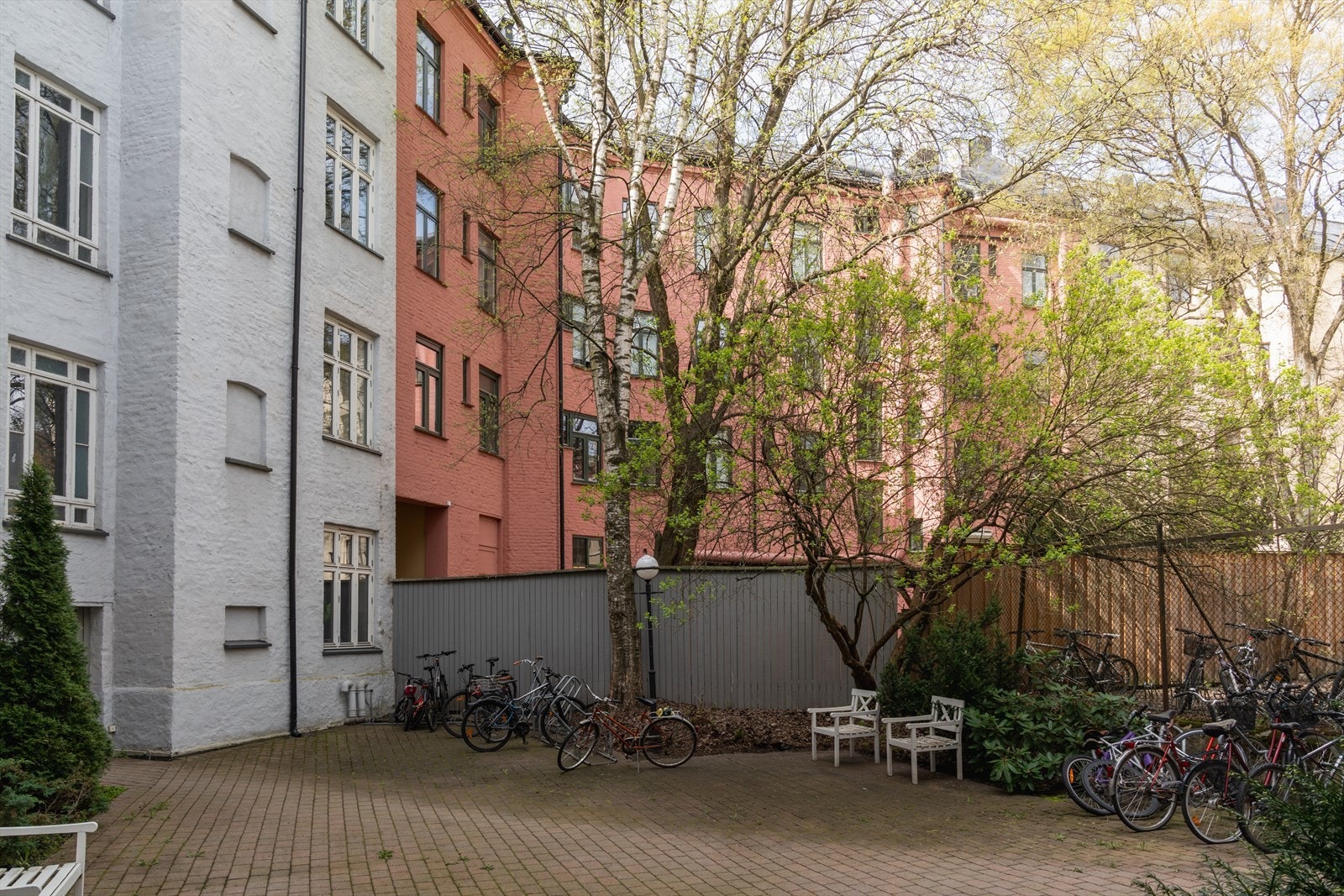 Indre gård med felles sykkelparkering Galleribilde