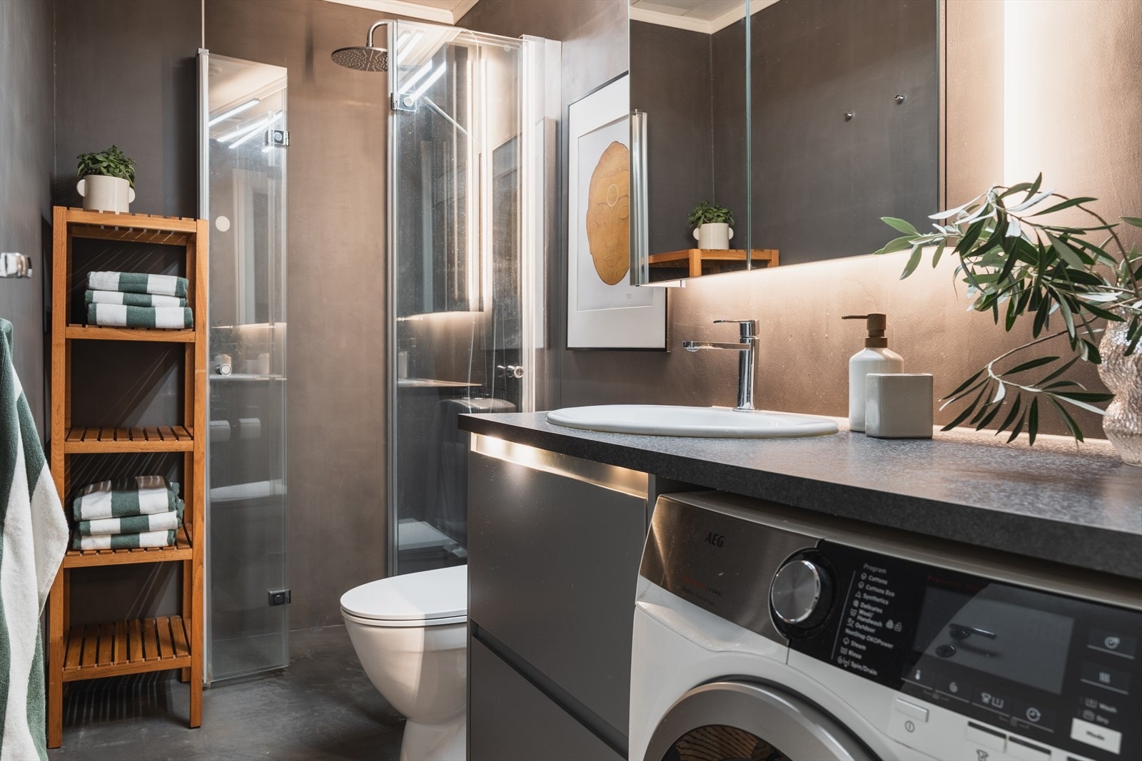 Stilfullt bad som ble oppgradert med microsement og nye baderomsmøbler i 2021. Det er varme i gulv Galleribilde