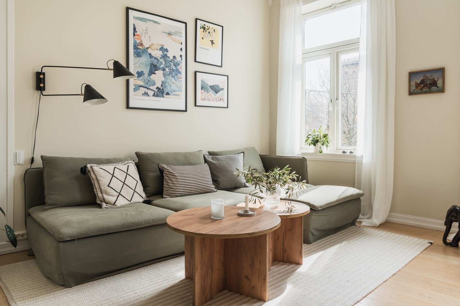 Store og flotte vindusflater som slipper inn godt med lys. Vinduene i stue og soverom er fra 2015. Dette hjelper både for støydemping og varmetap Galleribilde