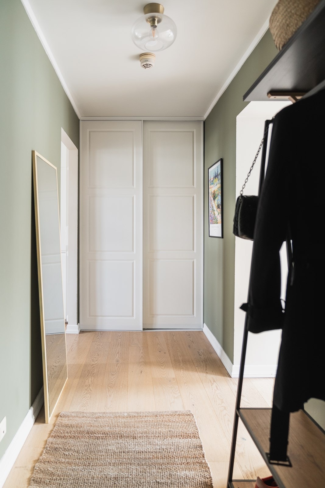 Stor gang med skyvedørsgarderobe. Det medfølger en bod i kjelleren på 4 kvm (gulvareal 6 kvm) og en bod i trappegang på 2 kvm Galleribilde