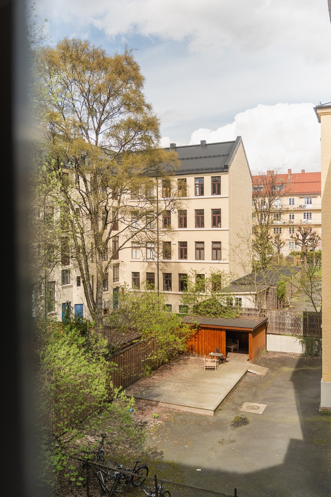 Utsyn mot bakgården fra kjøkkenet Galleribilde