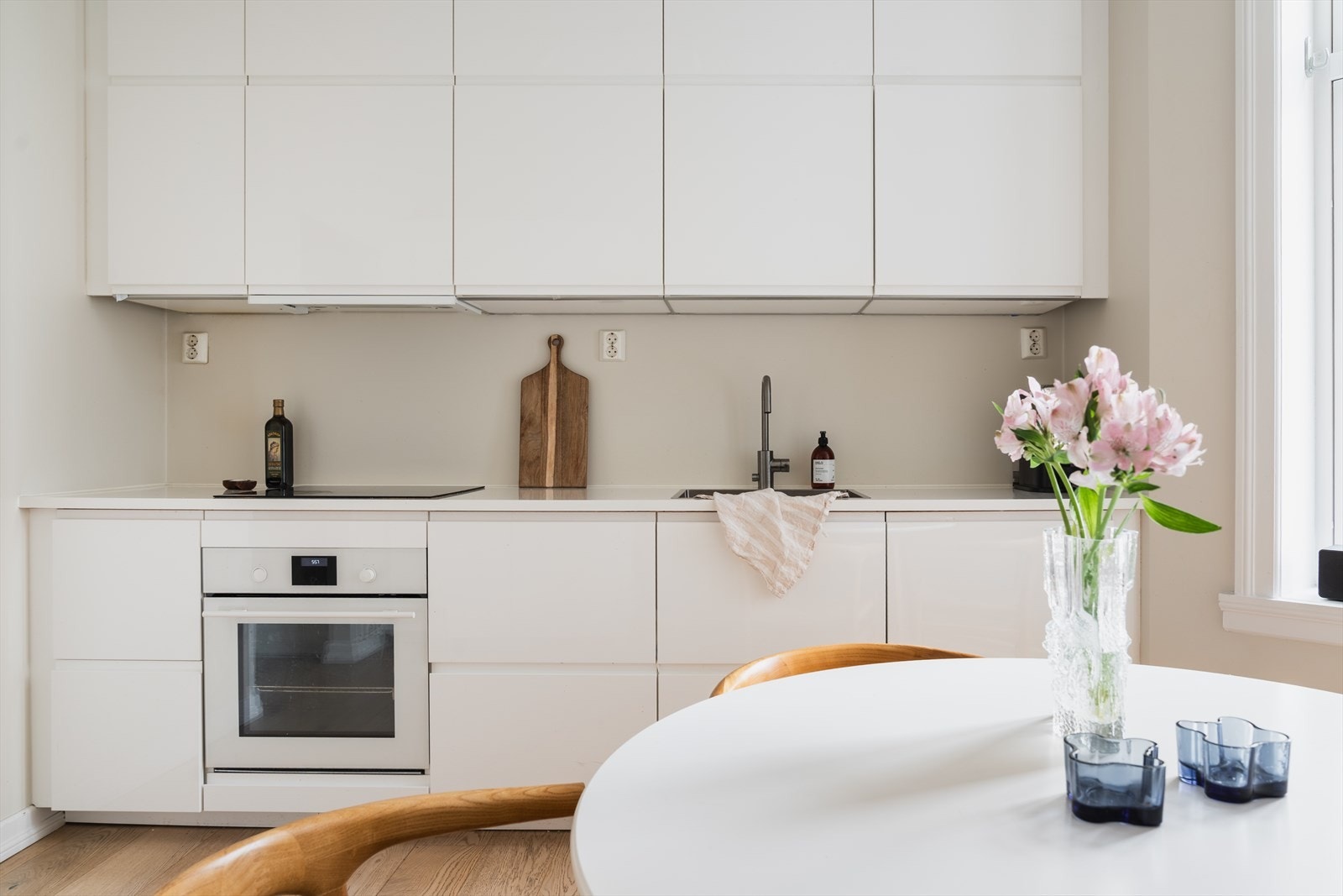 Kjøkkeninnredning fra 2018 med belysning under overskap og innebygde hvitevarer Galleribilde