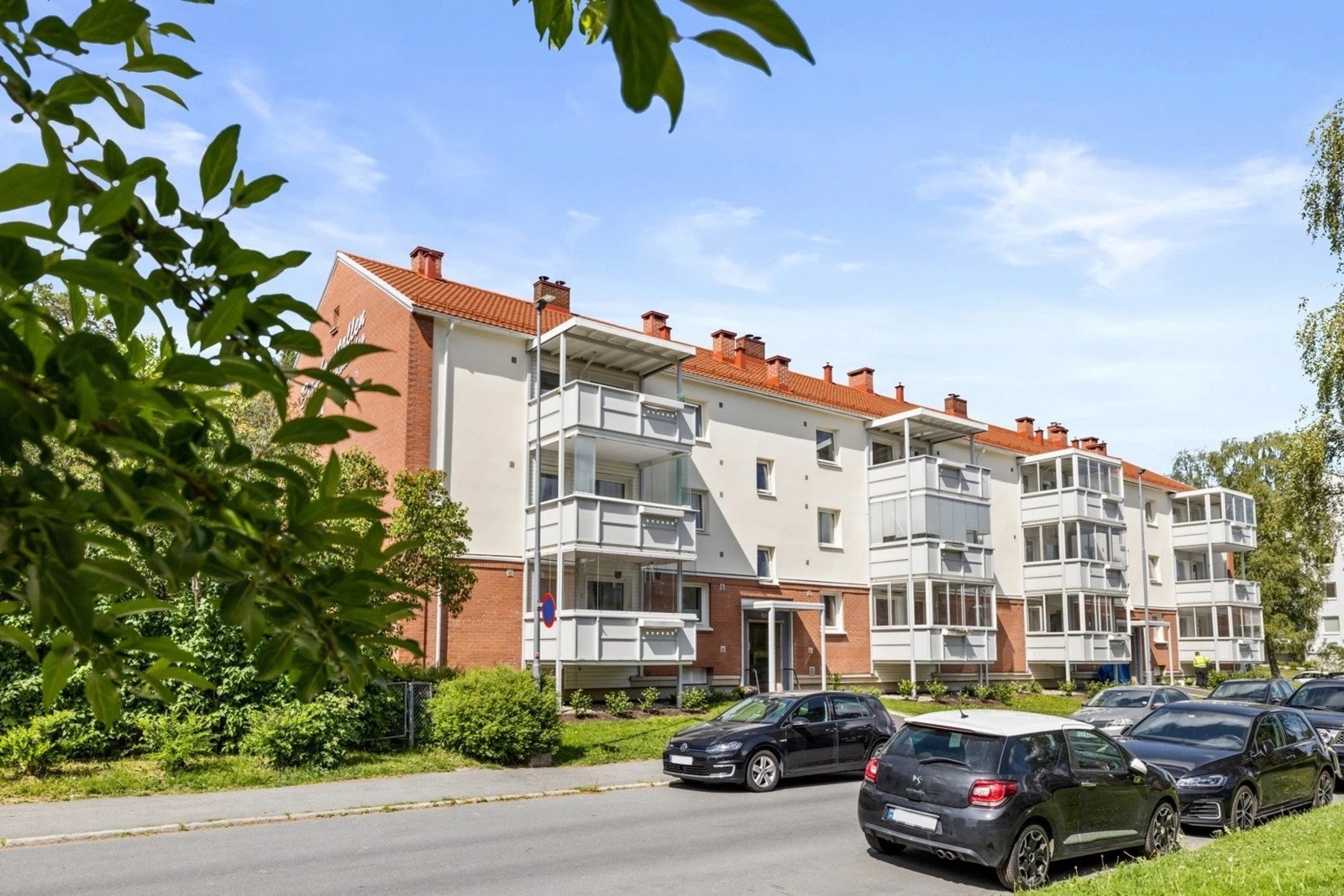 Leiligheten ligger fint plassert i første etasje. Borettslaget er velholdt med en god vedlikeholdshistorikk Galleribilde