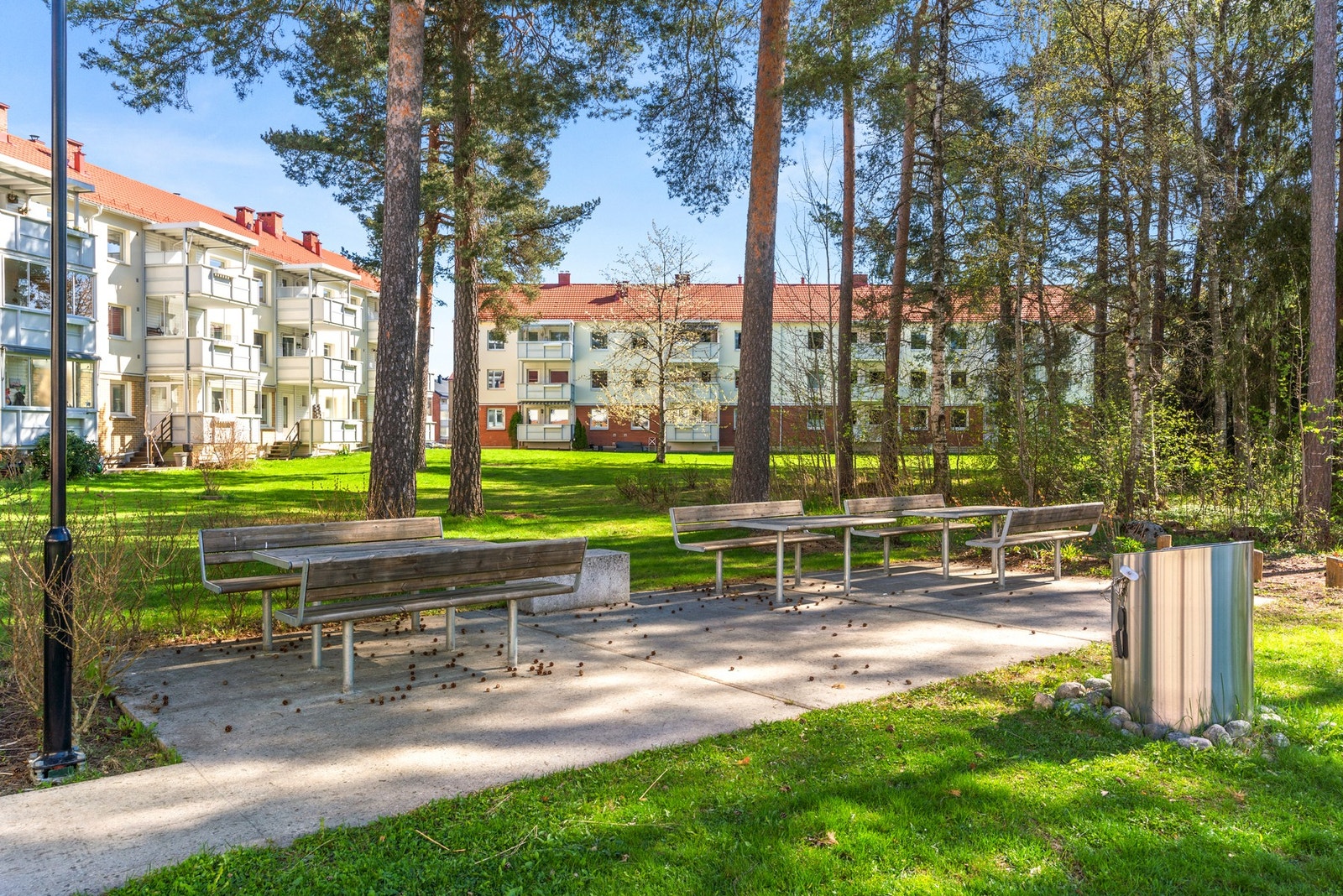 Fellesområdene er pent opparbeidet med bl.a. plen, diverse beplantning, lekeplass, trær, sittegrupper m.m. Flotte grøntområder som benyttes flittig av beboerne. Galleribilde