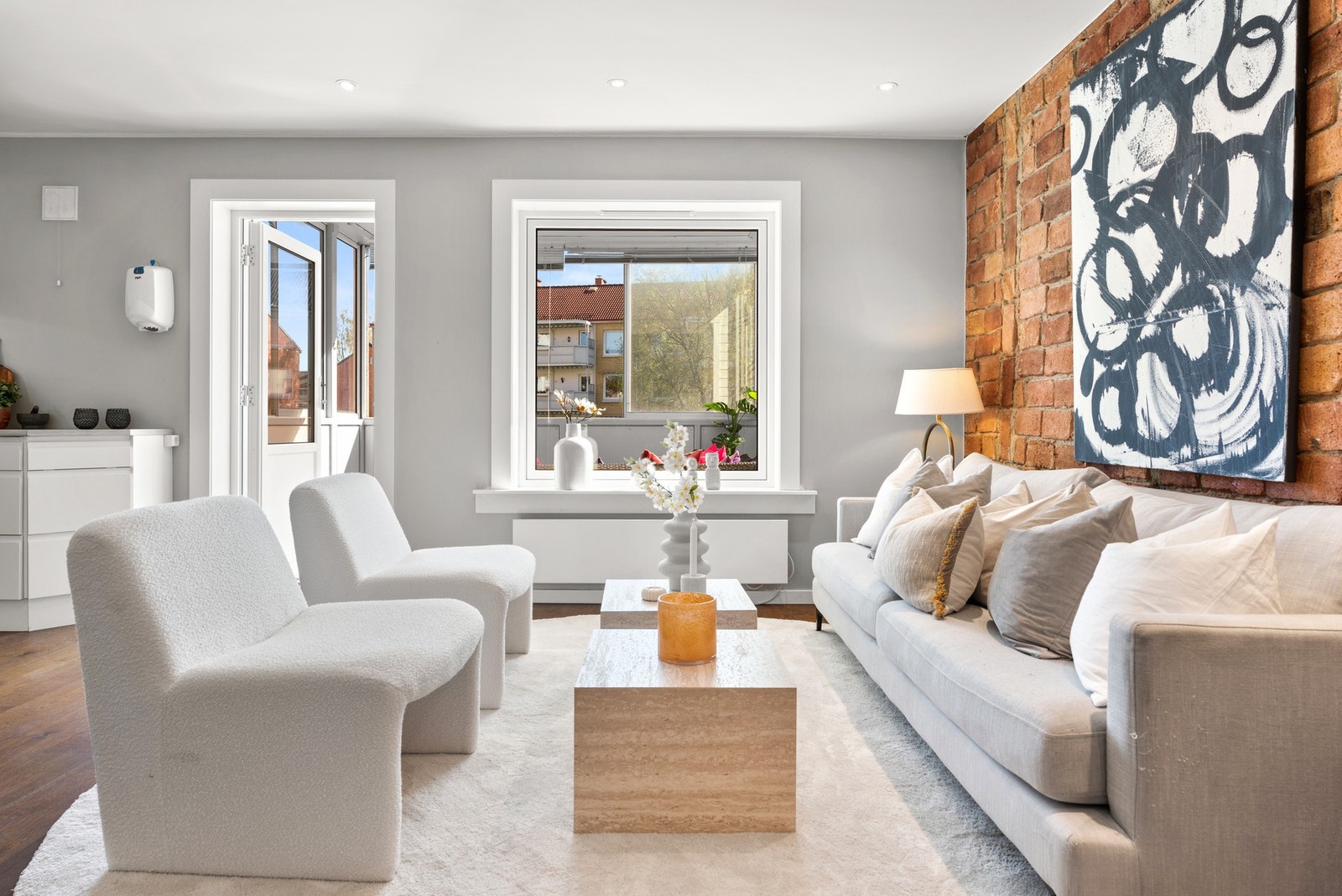 Stuen får godt med naturlig lysinnslipp fra store vindusflater. Vinduene og balkongdøren ble skifet i regi av brl. i 2021. Galleribilde
