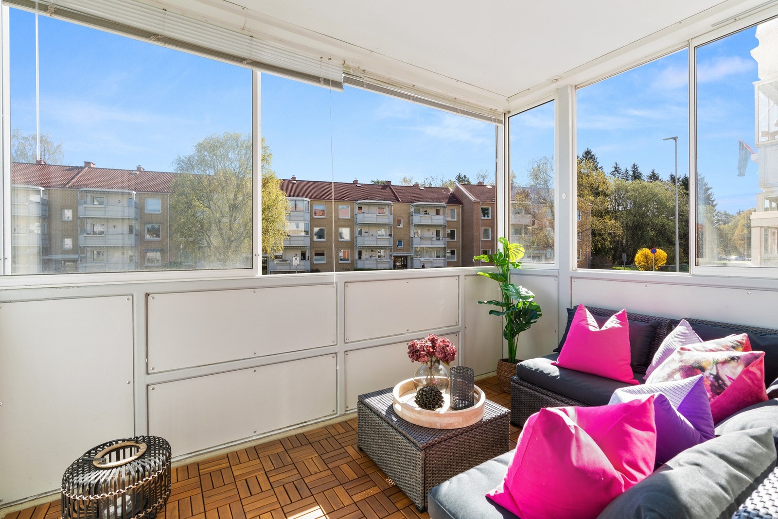 Fra stuen er det utgang til en østvendt, innglasset balkong på ca. 8,5 kvm. Innglassingen kan skyves til side slik at solen slipper inn og på gulvet er det lagt treheller. Galleribilde