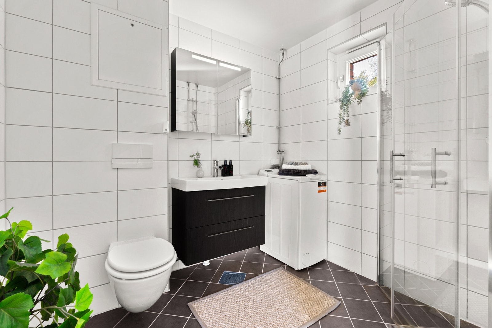 Pent, utvidet baderom som ble rehabiliert i regi av borettslaget i 2015. Flislagt bad med varmekabler og downlights. Galleribilde
