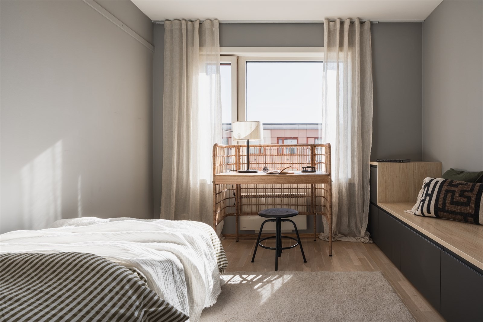 Soverom to i hoveddelen er også av god størrelse med god plass til stor seng og annet ønskelig møblement Galleribilde