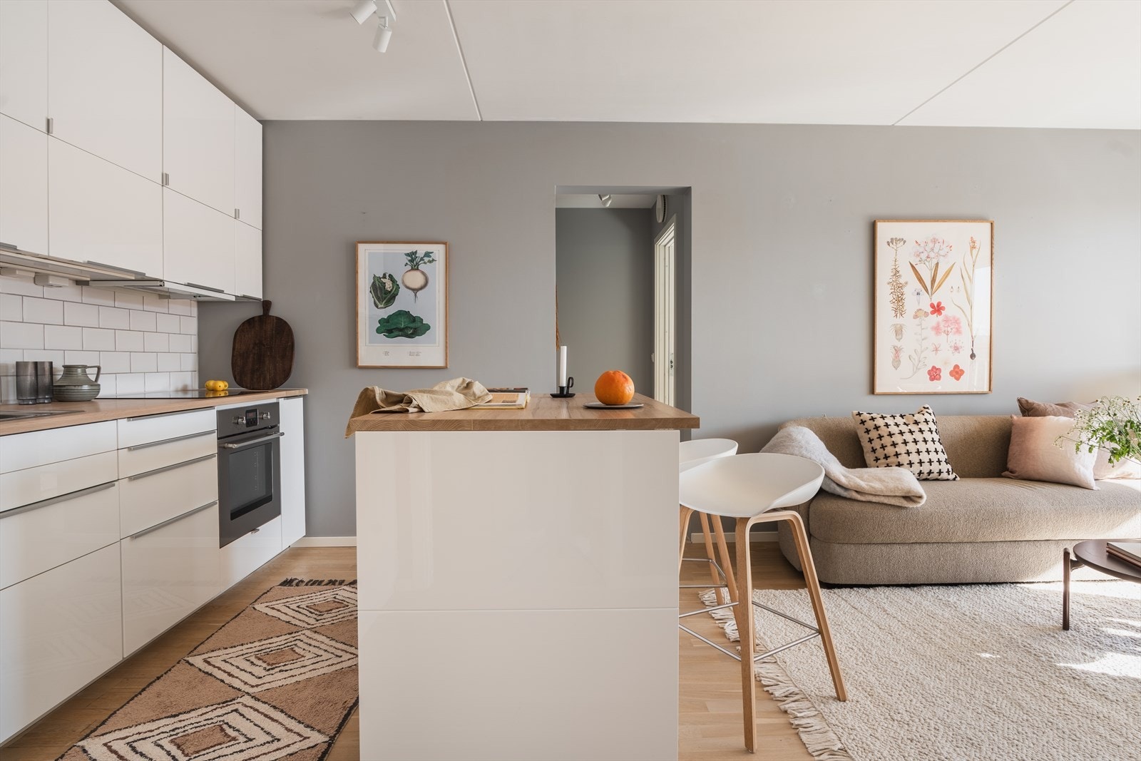 Lys og luftig stue/kjøkken med utgang til solrik balkong på 5 kvm Galleribilde