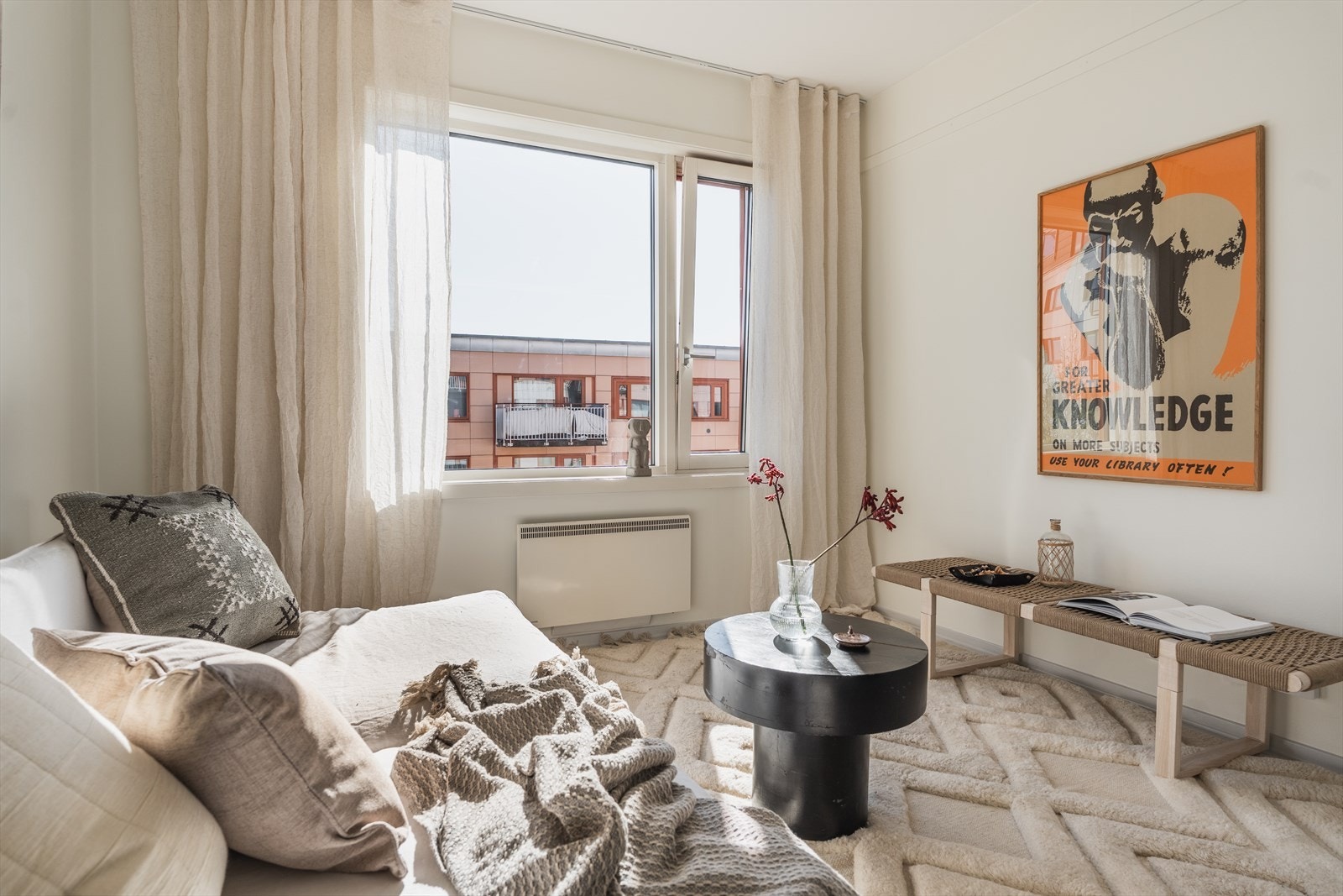 Hyggelig oppholdsrom med flere innredningsmuligheter Galleribilde