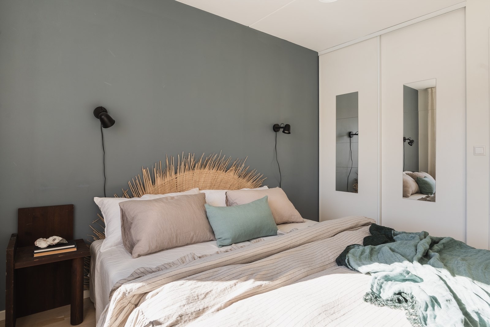 Lyst og romslig soverom med god plass til oppbevaring i garderobeskap Galleribilde