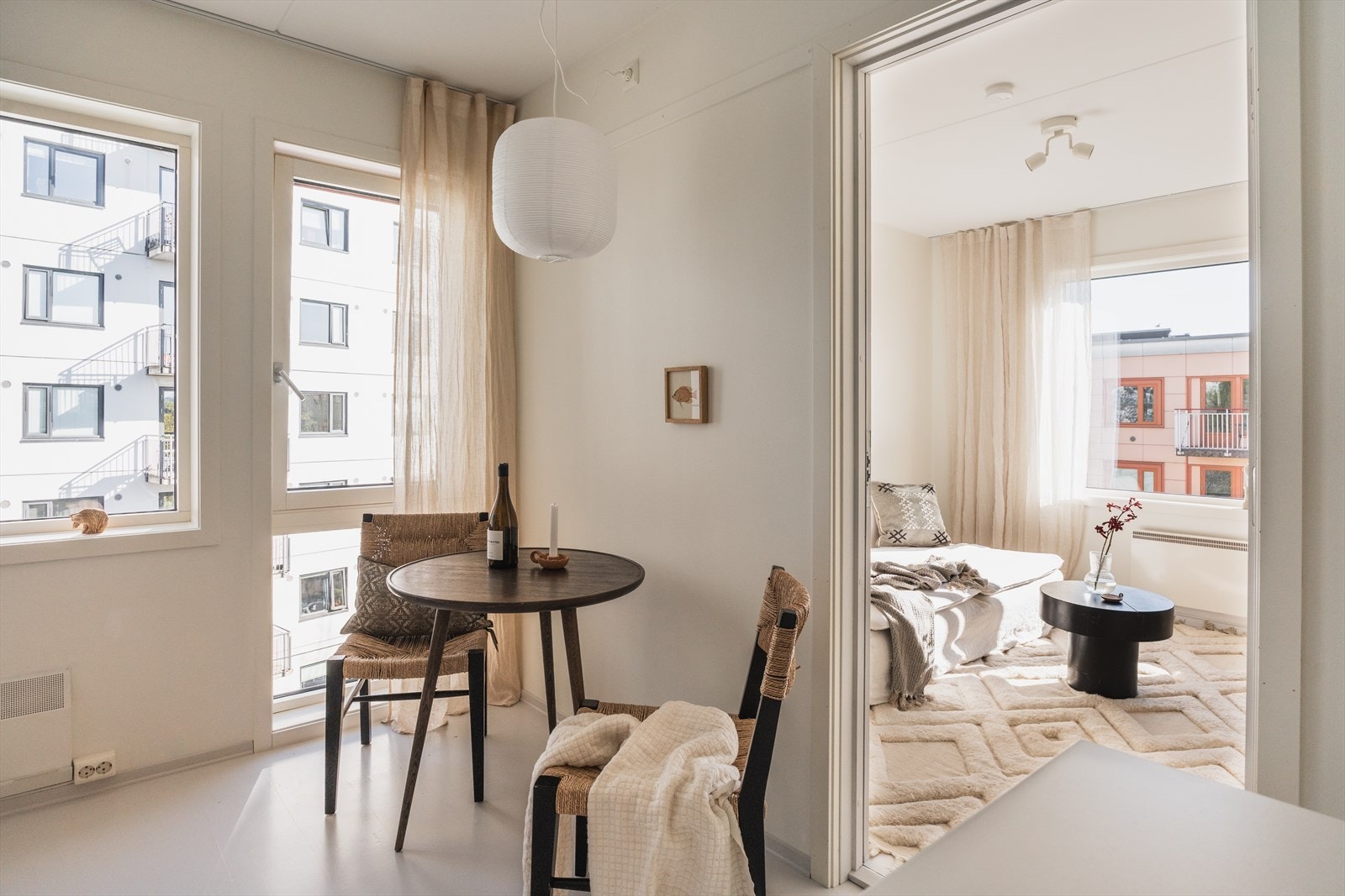 Hybelen er lys og romslig - 27 kvm Galleribilde