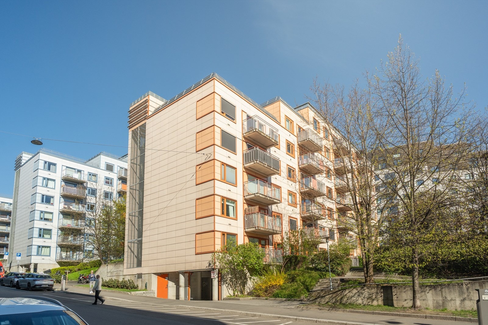 Fint borettslag med grønnefellesarealer og felles takterrasse. Det er til stadighet garasjeplasser til salgs og til leie i garasjeanlegget med heisadkomst.
Pt. ligger det 10 garasjeplasser for salg på finn.no (fra kr 275 000-400 000) i borettslage Galleribilde