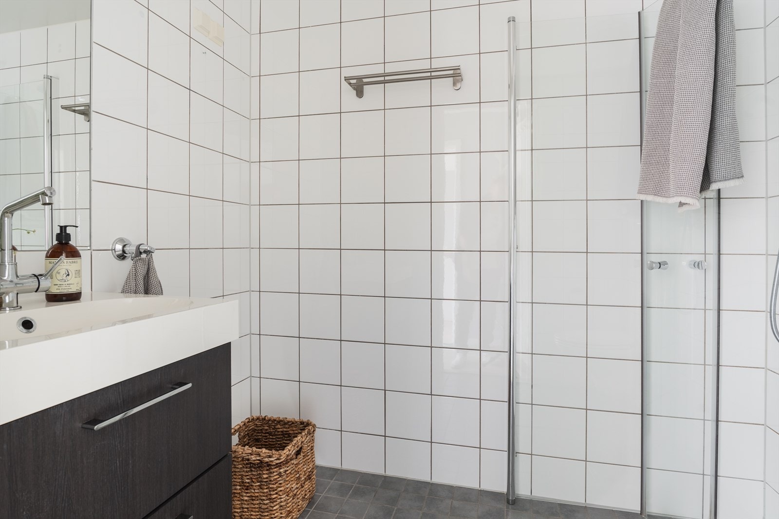 Lekkert helfliset baderom med varmekabler i gulv og opplegg for vaskemaskin Galleribilde