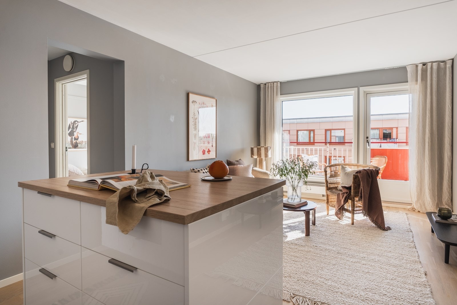 Moderne 3-roms i 6. etasje med solrik balkong & separat hybel med skattefrie inntekter Galleribilde