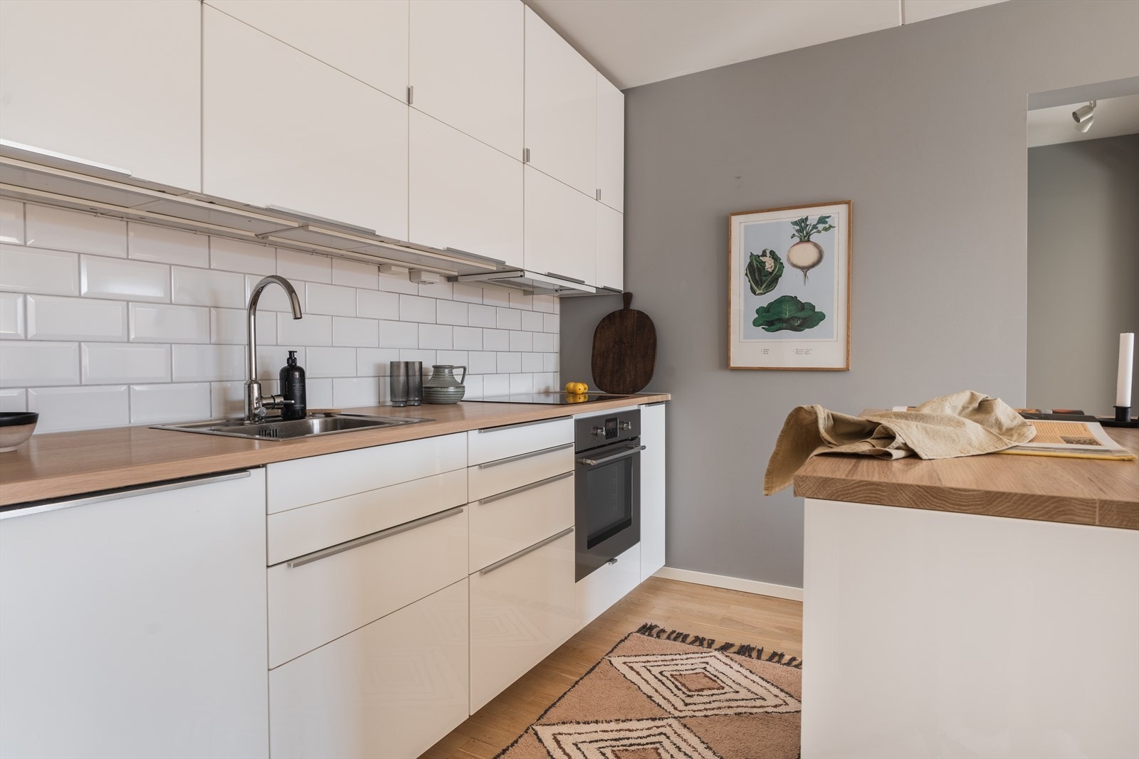 Godt med skap- og benkeplass på kjøkkenet Galleribilde