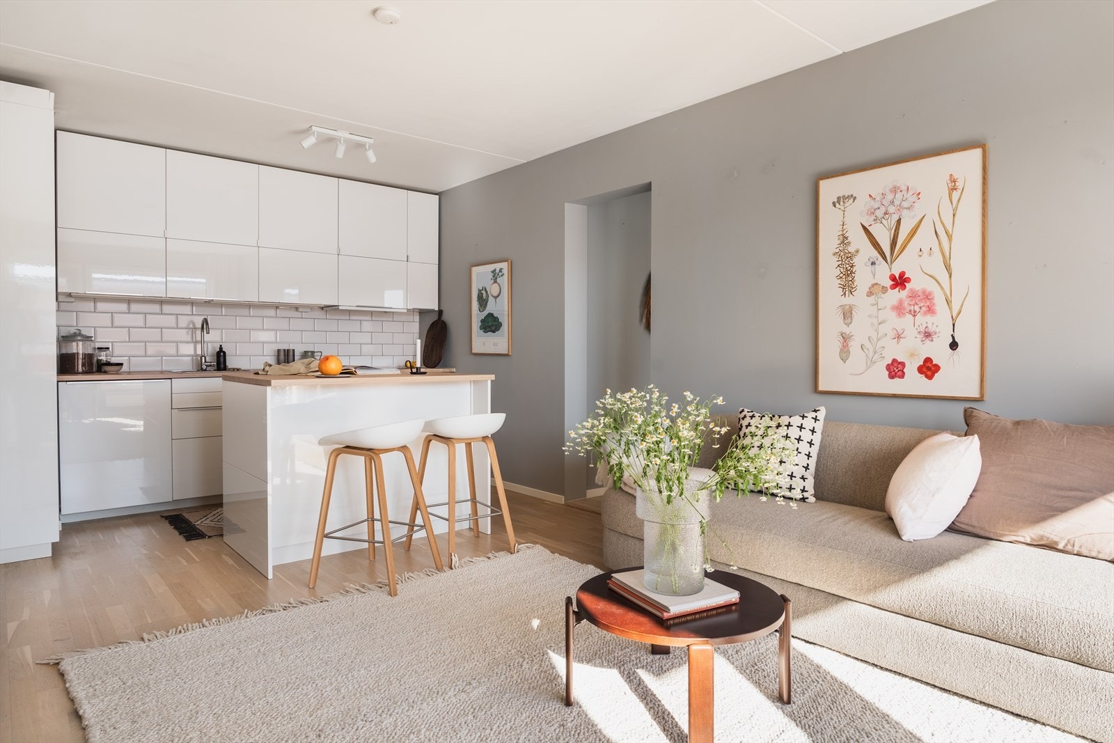 Hoveddelen inneholder entre/gang, romslig oppholdsrom med utgang til solrik, sørvestvendt balkong på 5 kvm, to gode soverom og ett delikat
bad. Galleribilde