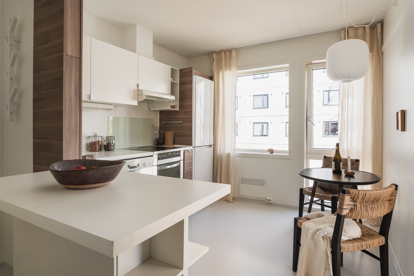 Leieinntektene på 13-15.000 kr per måned er skattefrie. Hvis man ønsker å benytte hele leiligheten selv er det enkelt å innlemme hybelen i hoveddelen, og man har en 5-roms leilighet med to bad. Galleribilde