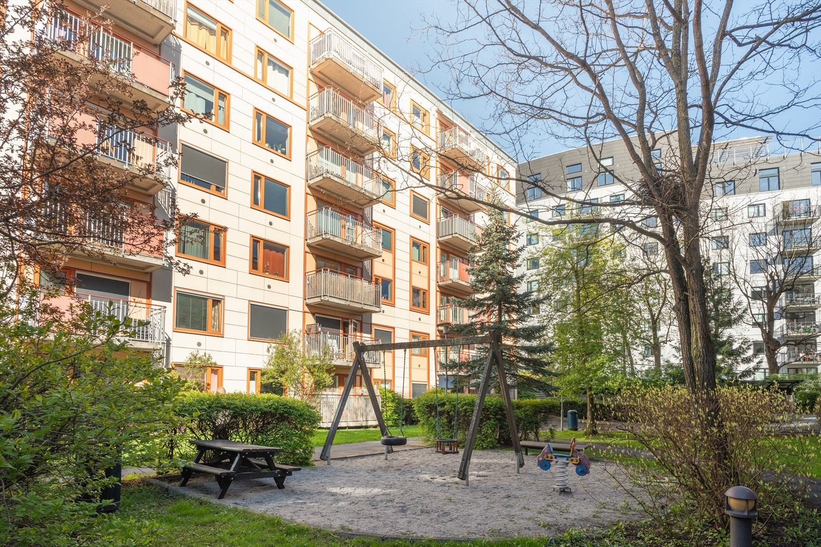 Leiligheten ligger svært attraktivt og sentralt plasser på Carl Berner/Rosenhoff, med kort vei til flere parker, bredt servicetilbud og kollektivtilbud. Galleribilde