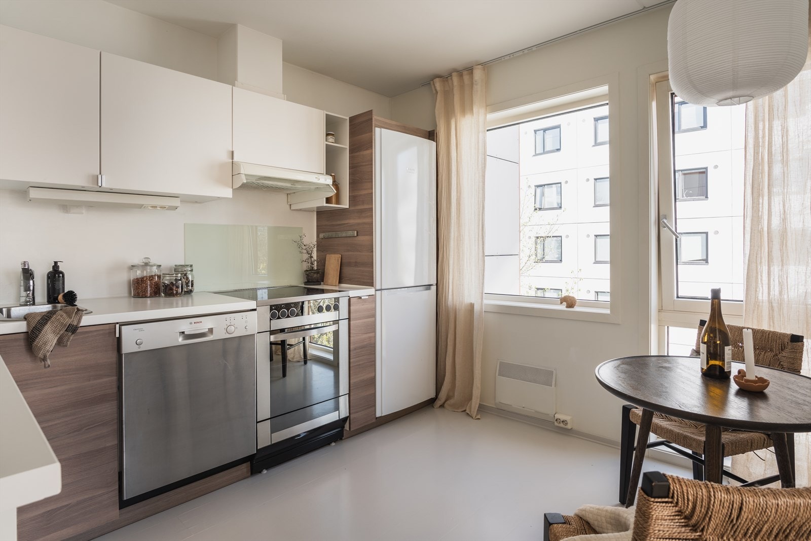 Hybelen har egen inngang, romslig spisekjøkken, flislagt bad og ett soverom/stue. Galleribilde