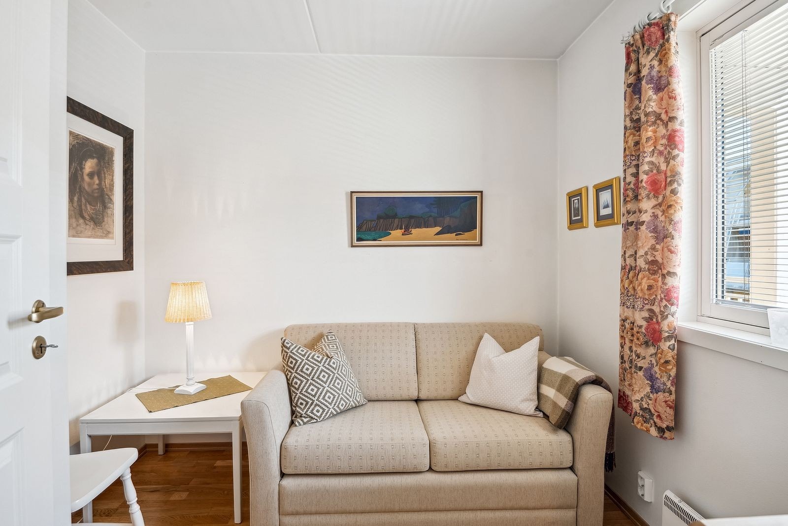 Lyst og innbydende soverom som egner seg godt som barnerom, gjesterom eller kontor. Galleribilde