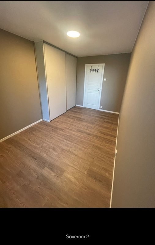 Soverom med skyvedørsgarderobe Galleribilde