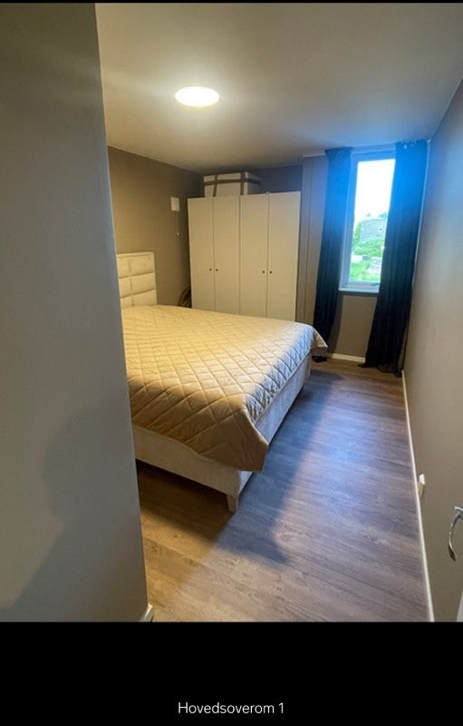 Soverom med skap Galleribilde