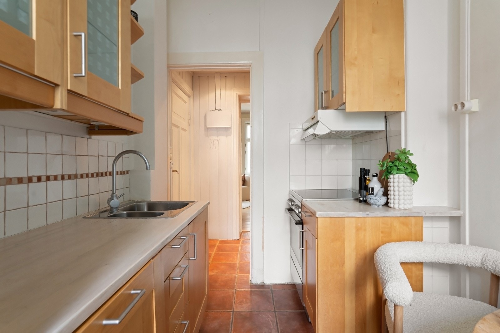 Av hvitevarer har kjøkkenet kjøl/fryseskap, oppvaskmaskin og komfyr med stekeovn. Galleribilde