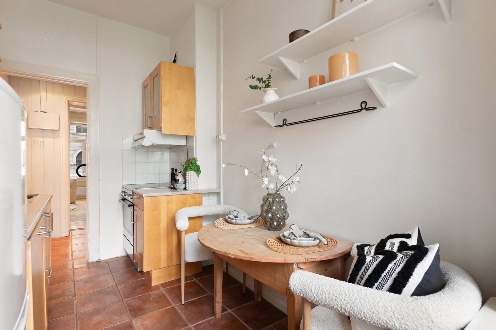 Det er plass for et mindre frokostbord ved enden av kjøkkenet. Galleribilde