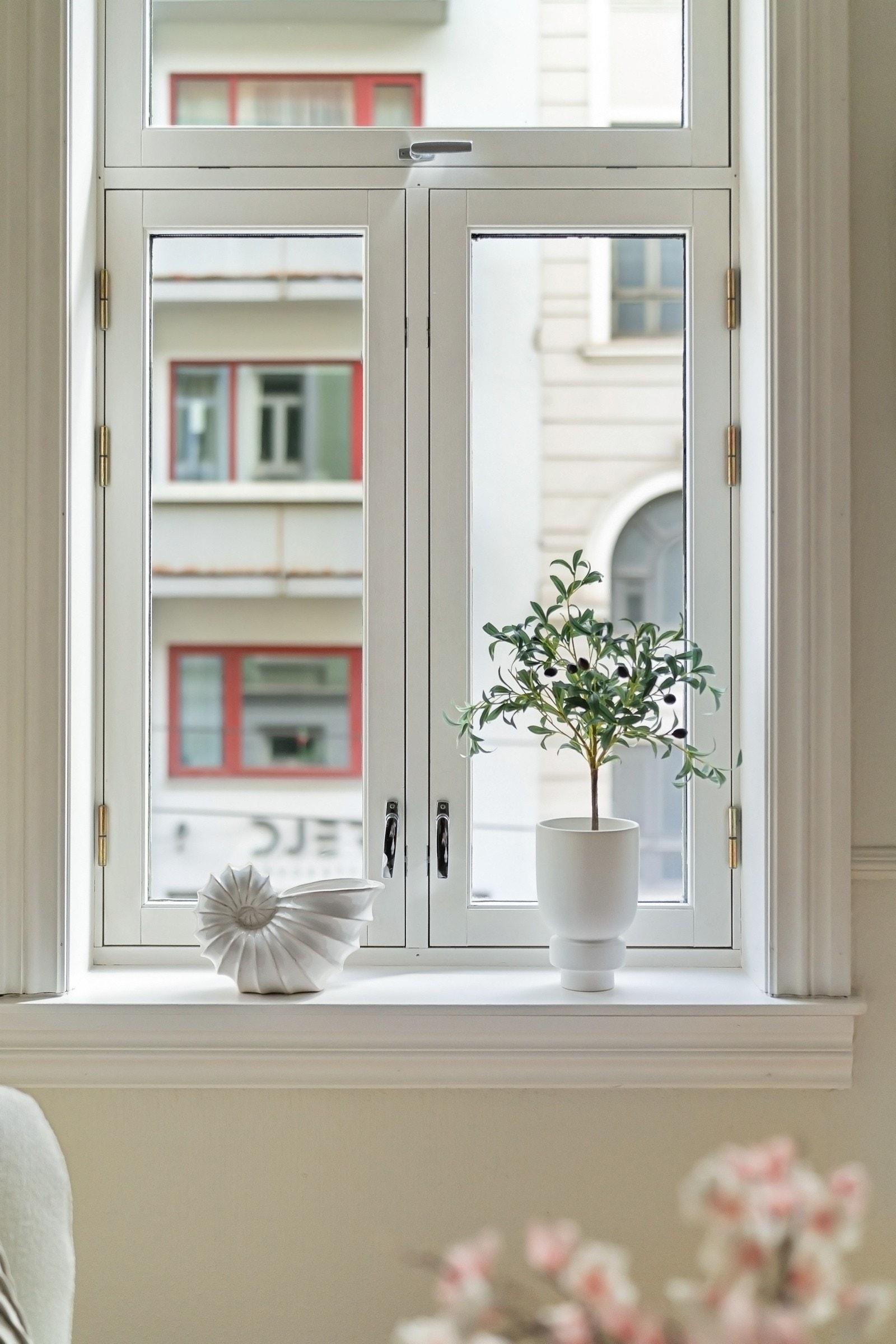 Store vinduer vender mot øst slipper inn rikelig med lys. Galleribilde