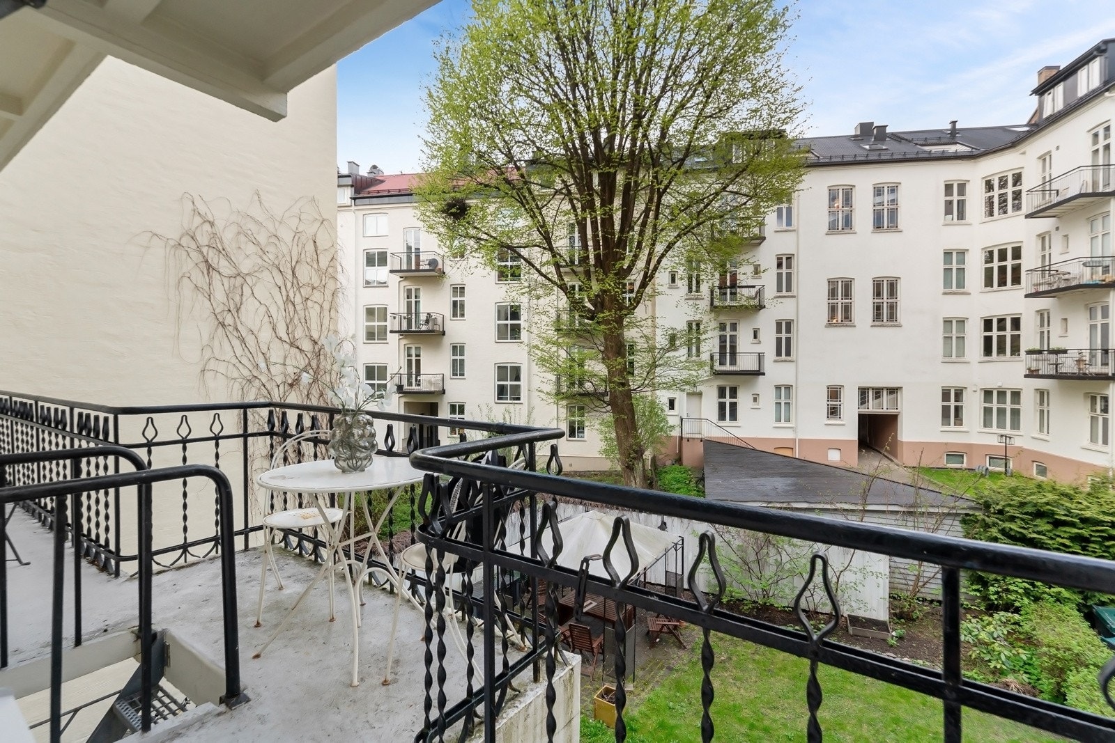 Fra kjøkkenet er det utgang til vestvendt fellesbalkong med utsyn over bakgården. Galleribilde