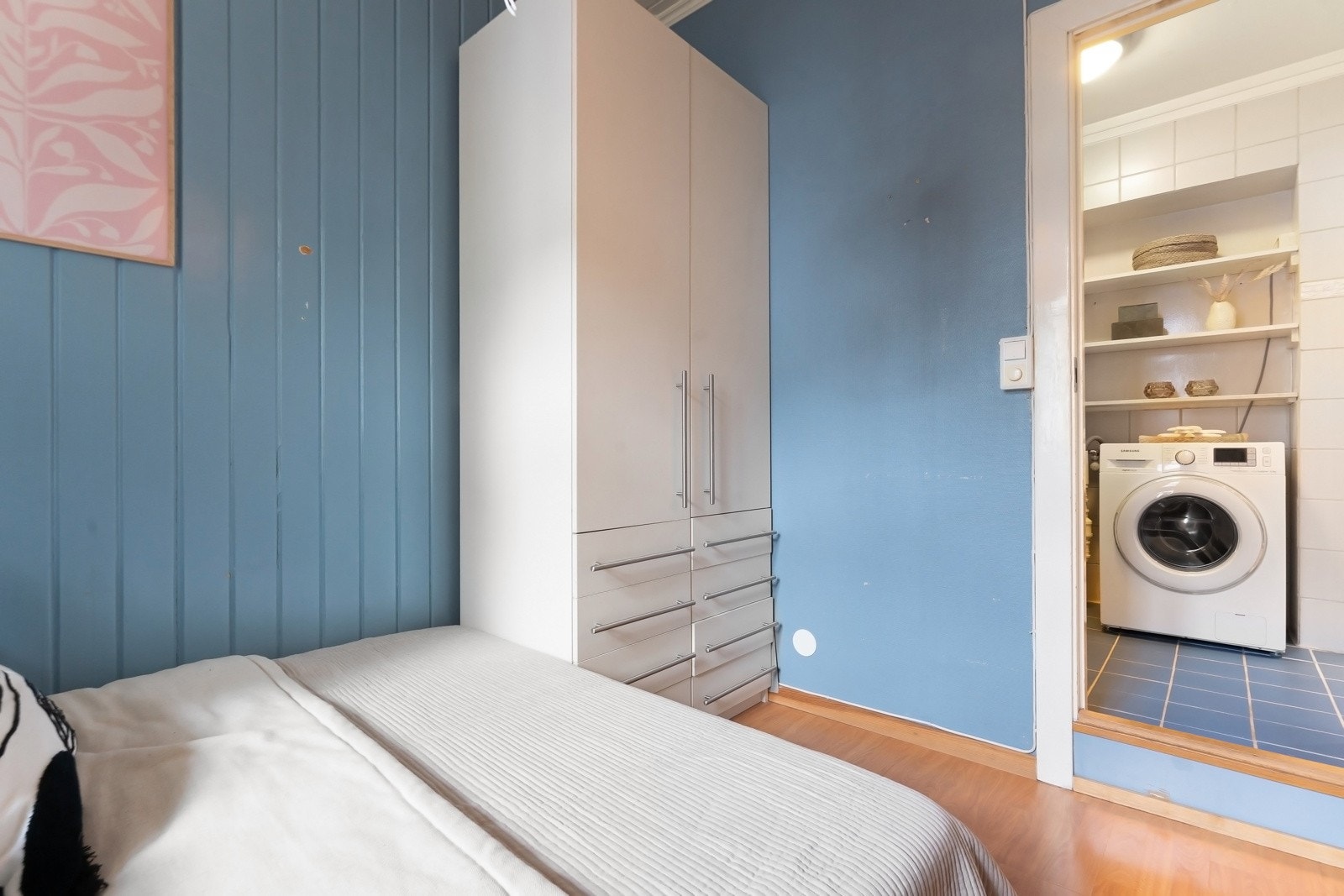 Soverommet har plass til både dobbeltseng og garderobe. Galleribilde